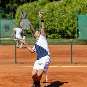 Spieler beim Aufschlag